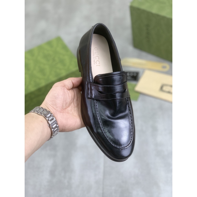 G*u*i leather shoes